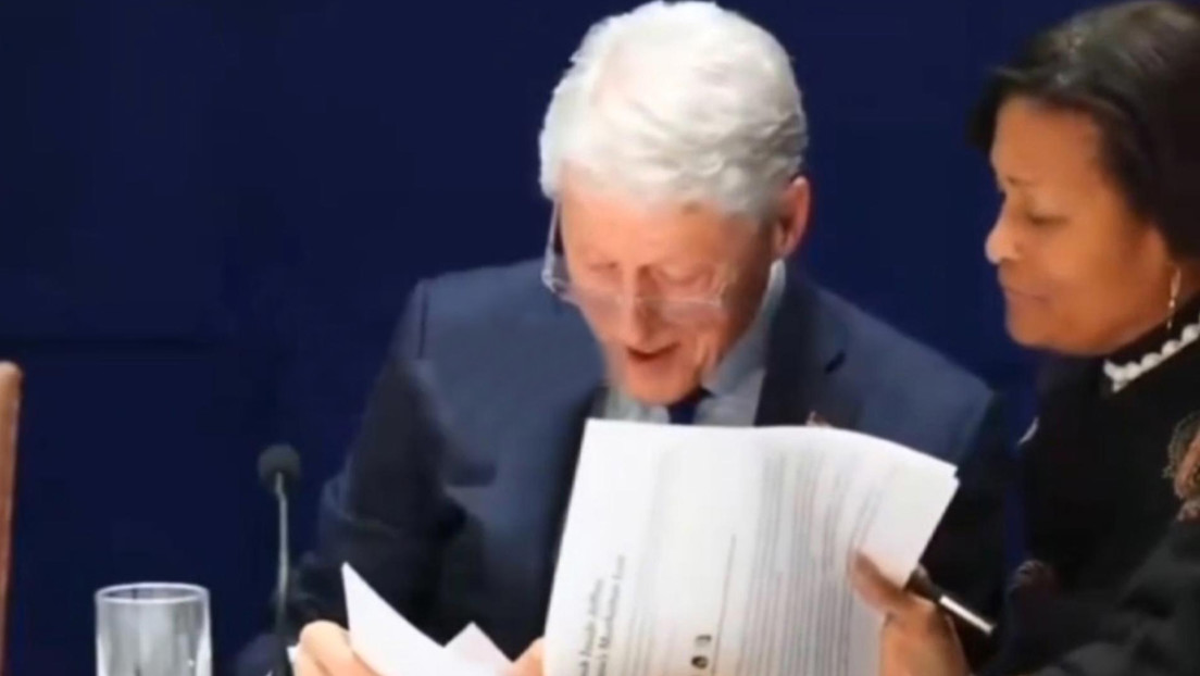 VIDEO: Bill Clinton sonríe mientras revisa fotos del caso Epstein y su abogada se las quita de las manos