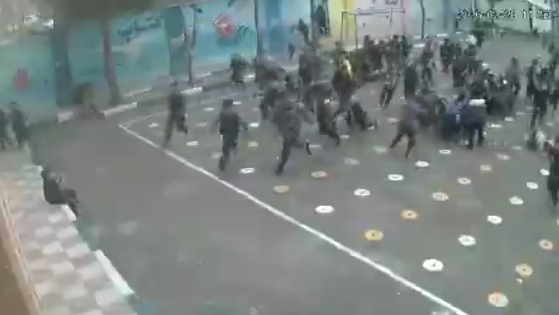 VIDEO FUERTE: Aterradoras imágenes del momento de un bombardeo cerca de una escuela en Irán