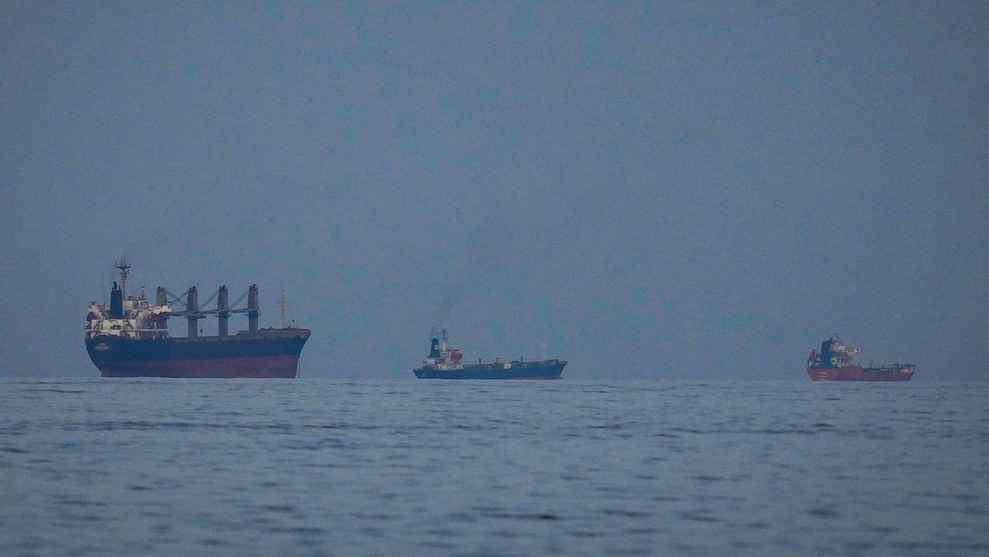 Reportan que un 'petrolero zombi' logró cruzar el estrecho de Ormuz