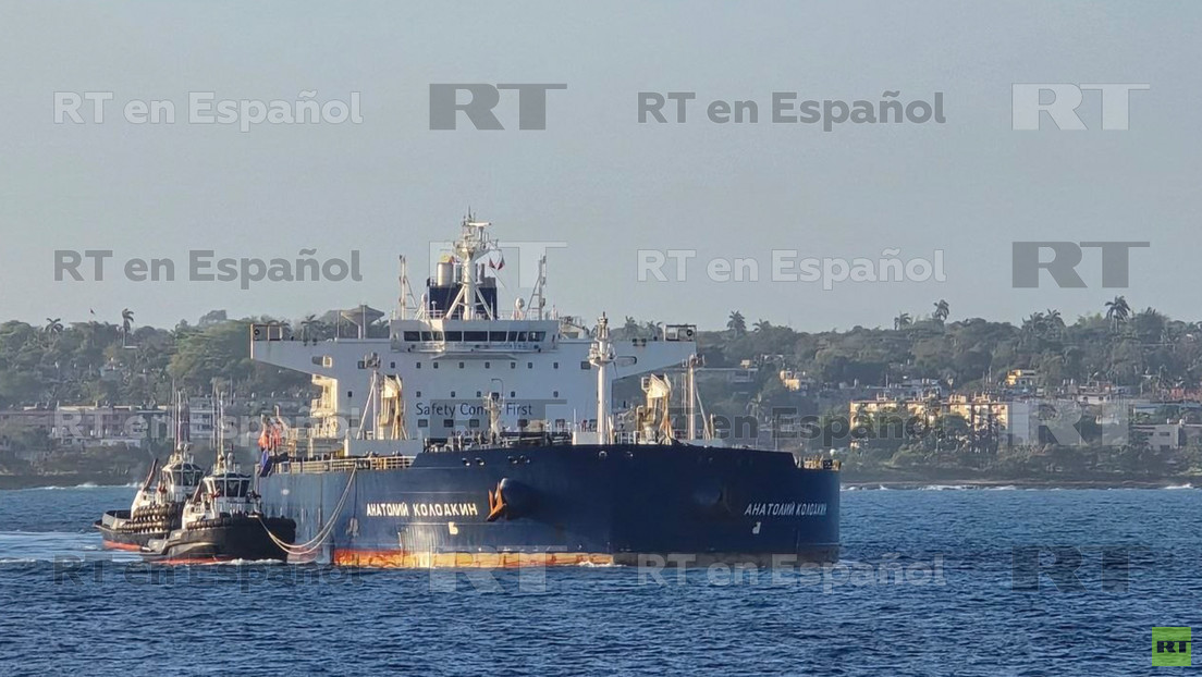 VIDEO: El petrolero ruso con ayuda humanitaria se encuentra en un puerto cubano