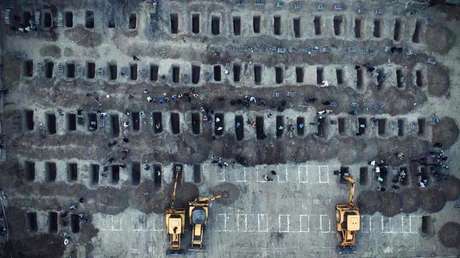 La otra cara de la guerra en Irán: foto de 160 tumbas de niñas fallecidas en el bombardeo de EE.UU. e Israel