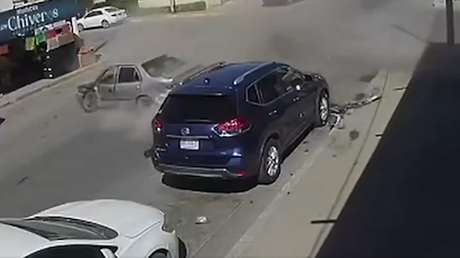 VIDEO IMPACTANTE: Coche termina en un restaurante repleto tras un fuerte choque