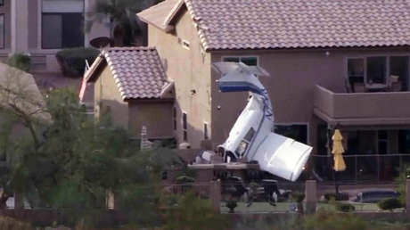 VIDEO: Momento en que una avioneta se estrella en el patio de una casa