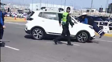 VIDEO: Taxista irregular arrastra a un controlador y arrolla a un policía al intentar huir en Perú