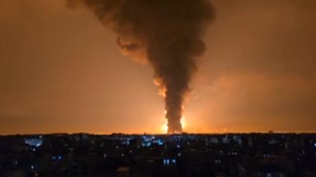 VIDEOS: Depósitos de petróleo arden en Teherán tras un ataque israelí