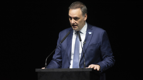 Ministro argentino lleva a su esposa a una gira oficial porque son "trabajos muy sacrificados"