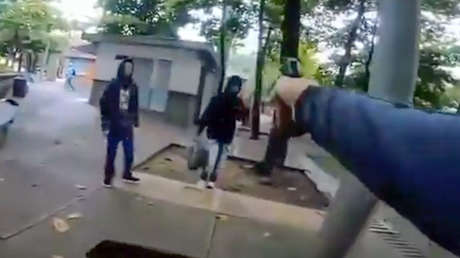 VIDEO: Policía vestido de civil emprende una insólita persecución de dos ladrones y ocurre esto