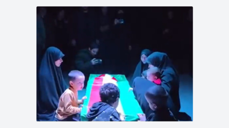 VIDEO: Madre iraní y sus hijos despiden al padre muerto en los ataques de EE.UU. e Israel