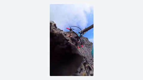 Ciclista y modelo de OnlyFans sufre aparatosa caída en los bordes de un acantilado (VIDEOS)