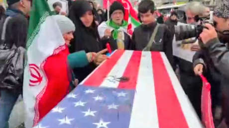 VIDEO: Iraníes clavan en ataúdes con banderas de EE.UU. e Israel