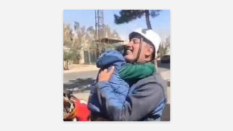 VIDEO: Niño iraní aterrado por una explosión se aferra a un rescatista
