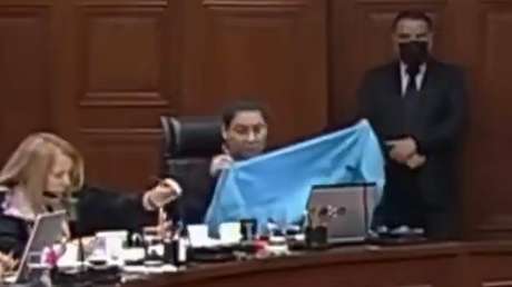 VIDEO: Ministra mexicana dobla su ropa en plena sesión de la Suprema Corte