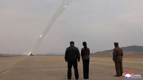 FOTOS: Kim Jong-un lleva a su hija a supervisar unos ensayos de potentes misiles