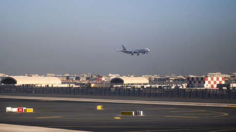 Incendio en el Aeropuerto Internacional de Dubái tras un ataque con drones (VIDEOS)