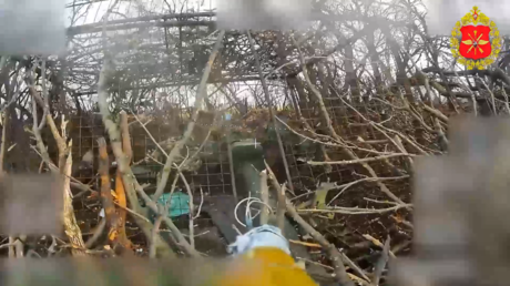 Impacto directo: drones rusos localizan y eliminan blindados camuflados de Ucrania (VIDEO)