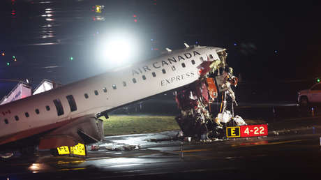 Un avión colisiona con un camión en un aeropuerto de Nueva York (FOTO, VIDEO)