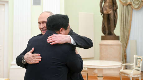 Putin y el primer ministro de Vietnam sellan su sintonía con abrazos fraternales (VIDEO)
