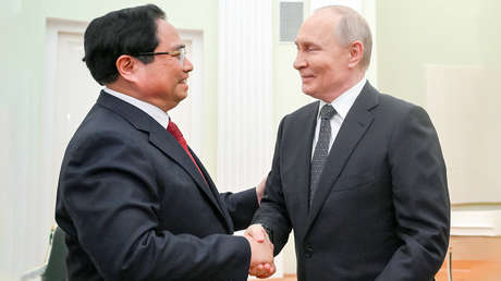 Central nuclear y asociación estratégica: Putin se reúne con el primer ministro de Vietnam