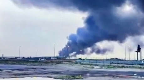 Enorme incendio tras ataque iraní contra un puerto en Kuwait (VIDEO)