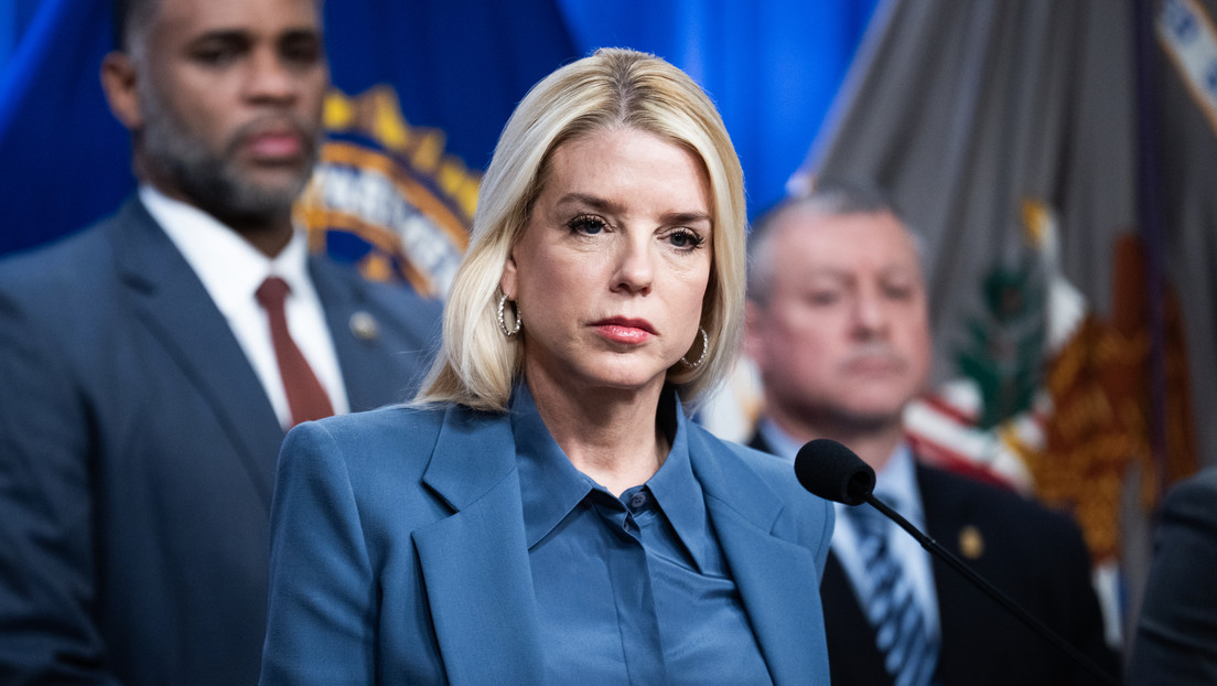 FOTO: Captan el retrato de Pam Bondi en la basura del Departamento de Justicia poco después de su cese