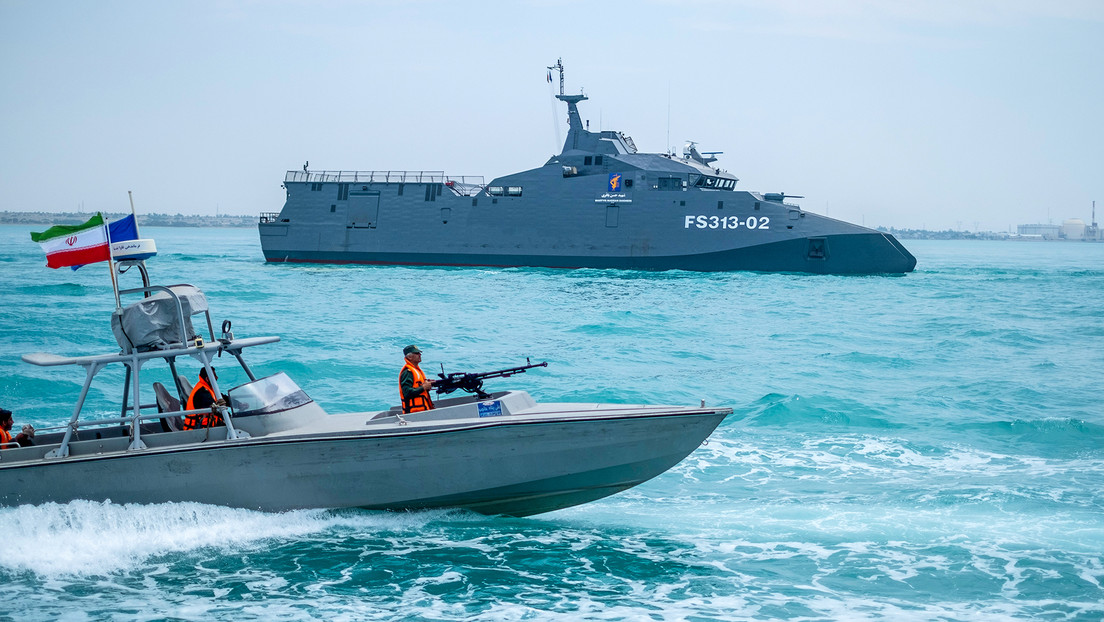 El CGRI expulsa un gran buque de guerra de EE.UU. con más de 5.000 efectivos a bordo