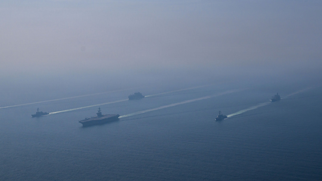 Bloomberg: Dos destructores de EE.UU. dieron vuelta en Ormuz tras amenazas iraníes