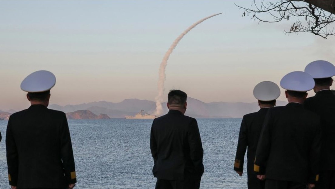 FOTOS: Kim Jong-un supervisa lanzamiento de misiles desde el más moderno destructor de la RPDC