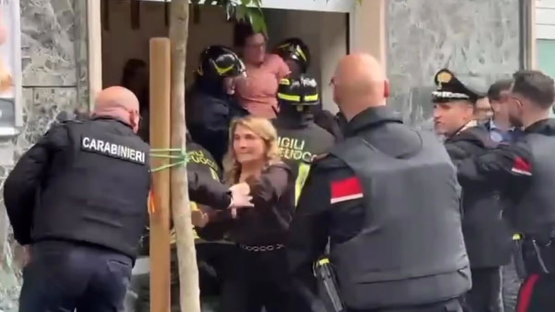 Toman 25 rehenes y se esfuman bajo tierra: asalto a un banco con fuga por la alcantarilla deja perpleja a la Policía