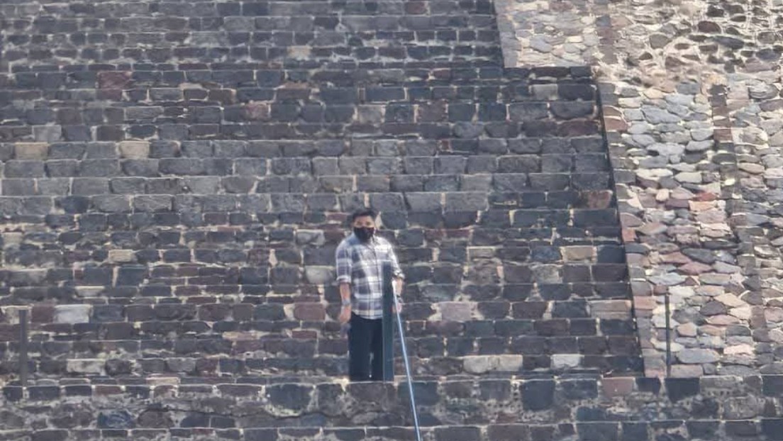 Sube a una pirámide prehispánica en México y comienza a disparar (VIDEO)