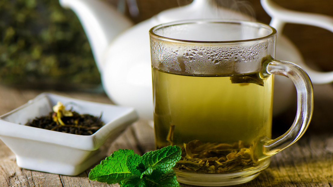 6 graves efectos secundarios de beber té verde