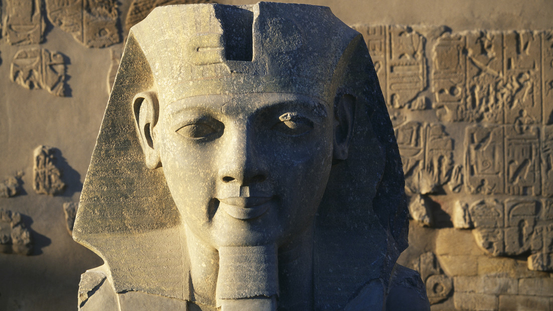 Desentierran en Egipto una enorme estatua del faraón 