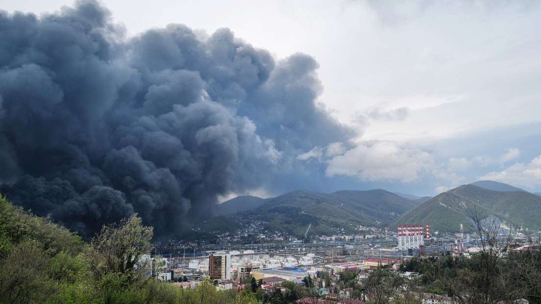Incendio en una terminal marítima de Rusia tras un ataque de un dron ucraniano