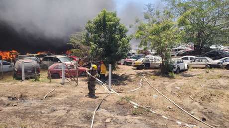 VIDEO: Voraz incendio consume 700 coches de un depósito en México