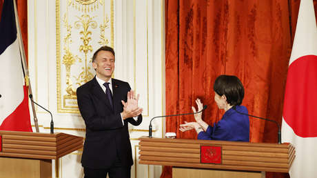 La primera ministra japonesa y Macron posan al estilo del 'kamehameha' de Dragon Ball (VIDEO)