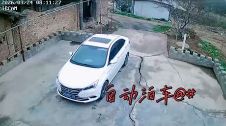 VIDEO: Coche rueda solo y demuestra sus inusuales 'capacidades automáticas' de parqueo