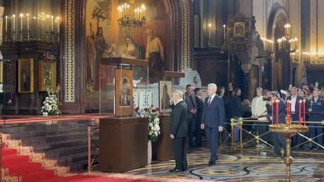 VIDEOS: Putin asiste a la misa de la Pascua ortodoxa en Moscú