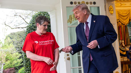 FOTO: Trump le da una propina de 100 dólares a una repartidora por una entrega de McDonald's