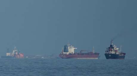 Bloomberg: Varios buques dan la vuelta tras el nuevo cierre del estrecho de Ormuz