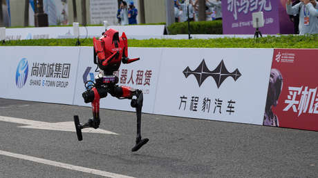 VIDEO: Robot humanoide rompe marcas humanas en el primer medio maratón robótico del mundo