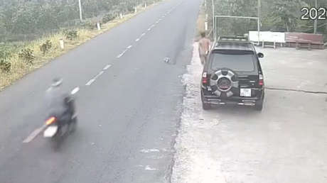 Niño jugando provoca mortal accidente a motociclista (VIDEO)