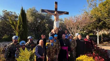 VIDEO: Colocan nuevo crucifijo en el Líbano para reemplazar el destruido por un soldado israelí