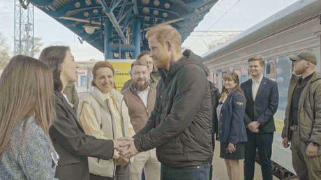 VIDEO: El príncipe Enrique hace una visita sorpresa a Kiev