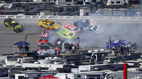 VIDEOS: Choque masivo de NASCAR involucra a casi todos los pilotos