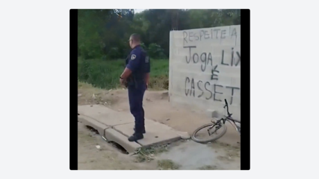 VIDEO: Policía arroja la bicicleta de un repartidor a un arroyo y lo apartan de la fuerza