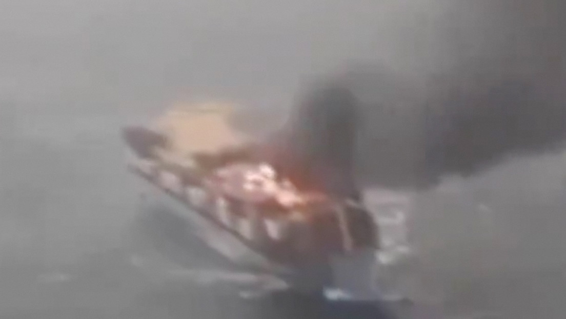 VIDEO: Irán muestra un barco en llamas atacado cerca del estrecho de Ormuz