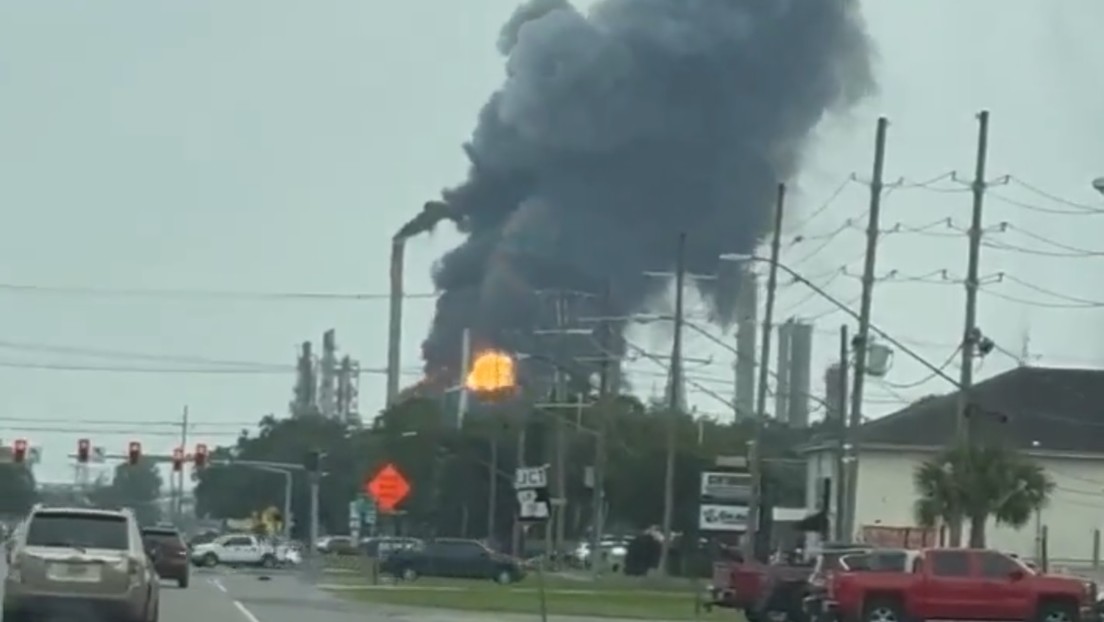 Enorme explosión se registra en una refinería de petróleo en EE.UU. (VIDEO)