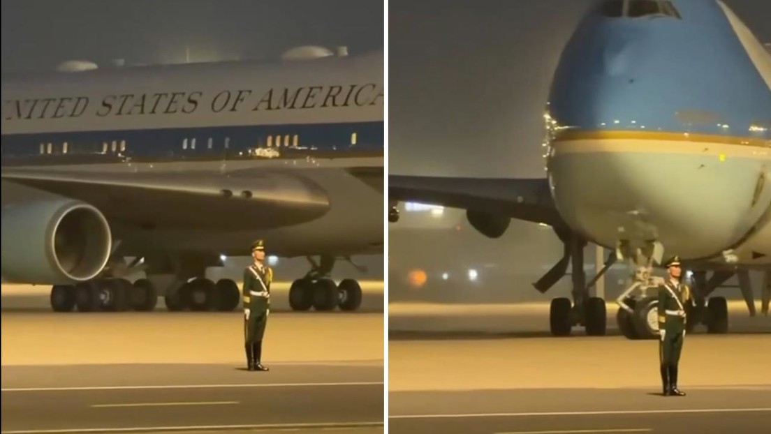 VIDEO: Un oficial chino se queda totalmente inmóvil mientras el avión de Trump pasa a pocos metros