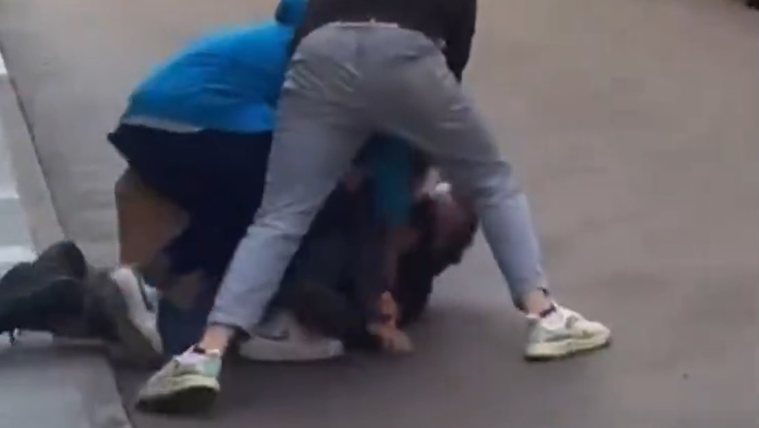 DRAMÁTICO VIDEO: Heroica detención por transeúntes del atacante armado que embistió a una multitud