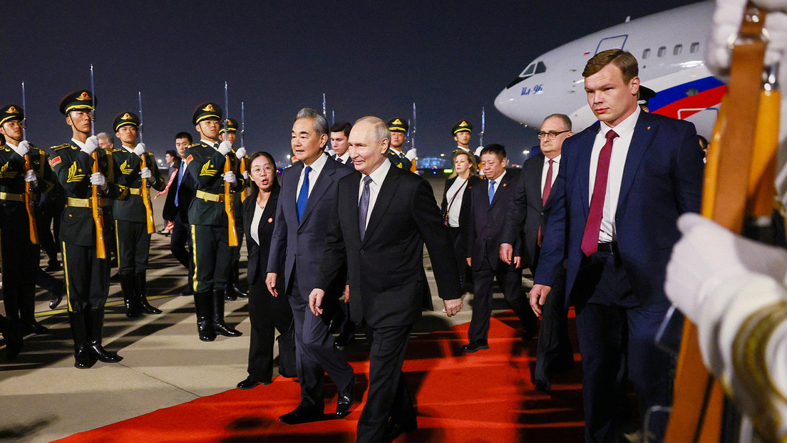 Guardia de honor y alfombra roja: Putin aterriza en Pekín