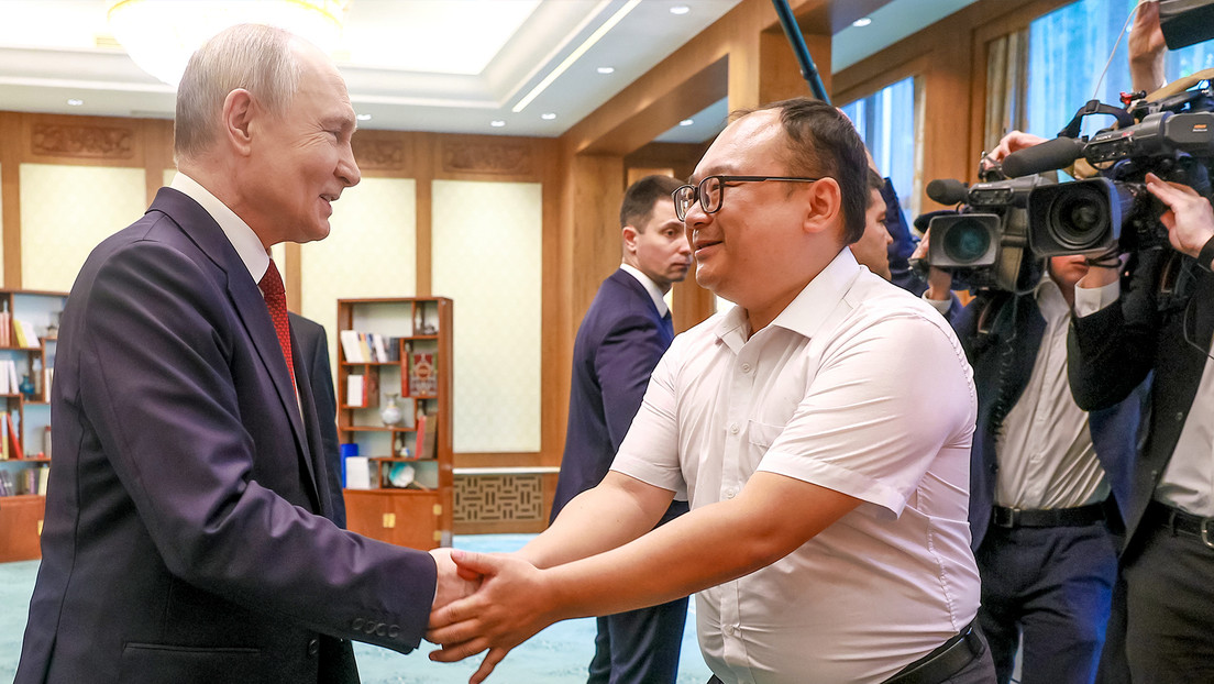 Un cuarto de siglo después: el emotivo reencuentro de un ingeniero chino con Putin (VIDEOS)